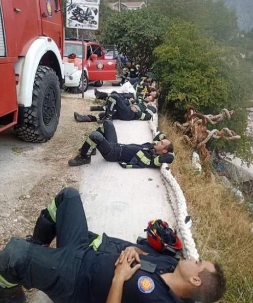 Vatrogasci odmaraju nakon velike borbe - Avaz
