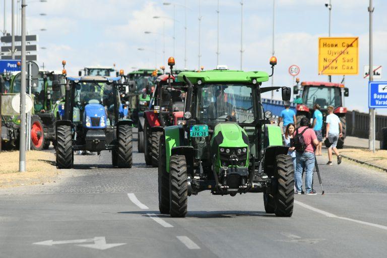 S traktorima blokirali ulice - Avaz