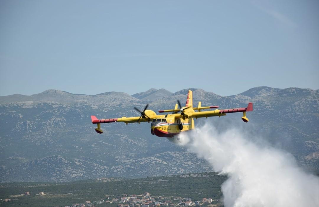 Tri požara buknula u Istri: Vatrogasci na terenu, u pomoć im stižu kanaderi
