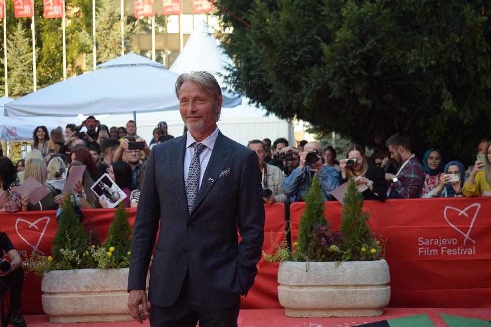 Mads Mikelsen prošetao crvenim tepihom: Danski glumac bio odlično raspoložen