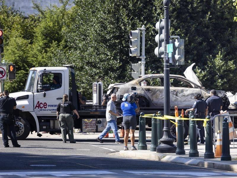 Muškarac se u zapaljenom automobilu zabio u barikadu kod američkog Kapitola, pa se ubio