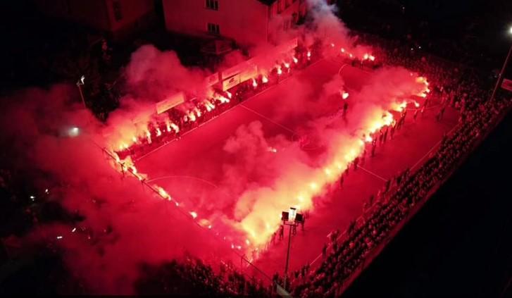 Prije finalne utakmice, tokom intoniranja himne BiH, navijači u Bužimu su priredili veliku bakljadu i vatromet - Avaz