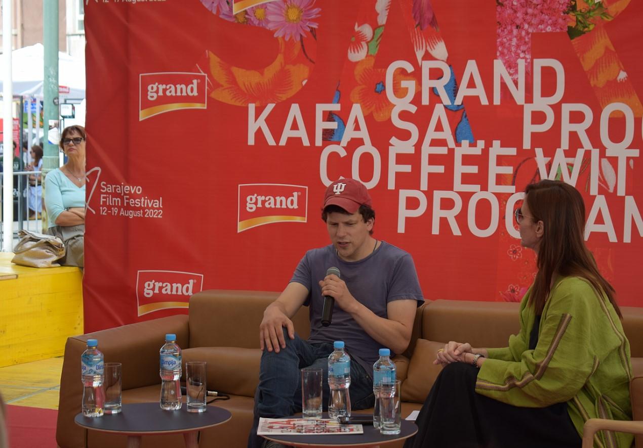 Džesi Ajsenberg na festivalskom trgu: Ako popijem gutljaj bosanske kafe, mjesecima neću spavati