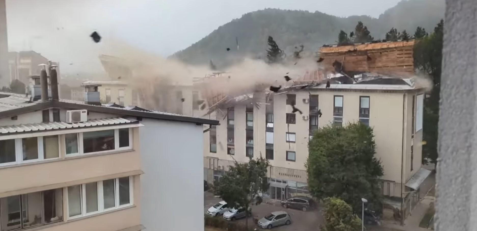 Video / Vjetar čupao krov sa zgrade, više osoba povrijeđeno
