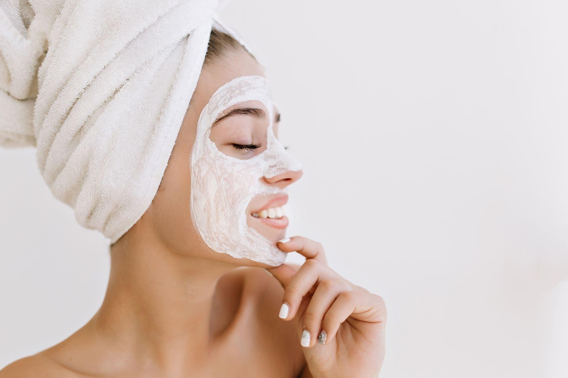 Maske za lice su korisne, jer pružaju koncentrovane hranljive materije koži - Avaz