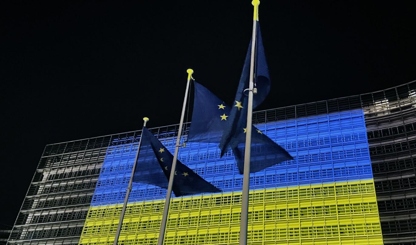 Zgrade označene bojama zastave Ukrajine - Avaz