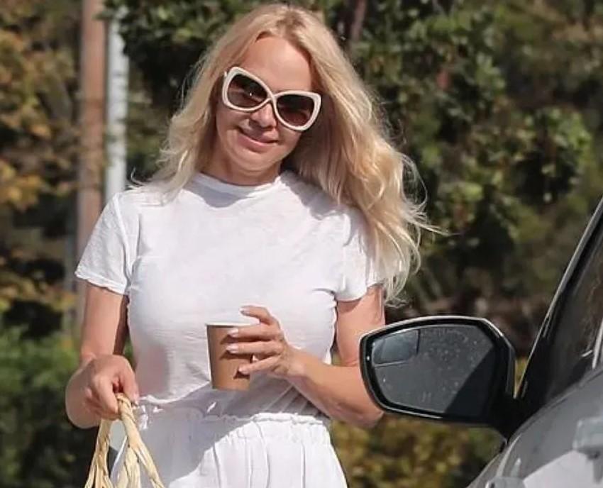 Pamela Anderson u bijeloj kombinaciji izgleda kao djevojčica