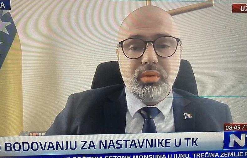 Ministar Omerović postao meta ismijavanja: U programu uživo pričao s upaljenim filterom na licu