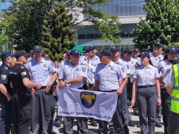 Policajci su se u maju okupili ispred zgrade Parlamentarne skupštine BiH - Avaz