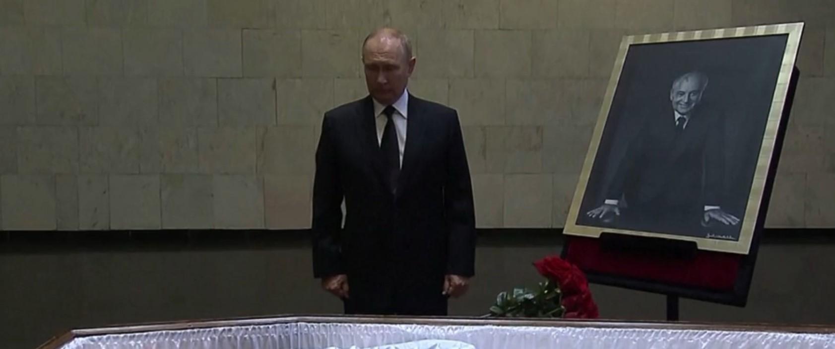 Putin odao počast Gorbačovu, ali neće prisustvovati sahrani