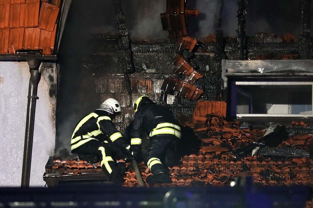 Požar u Zaprešiću: Gorjele kuće u nizu, vatrogasci na terenu