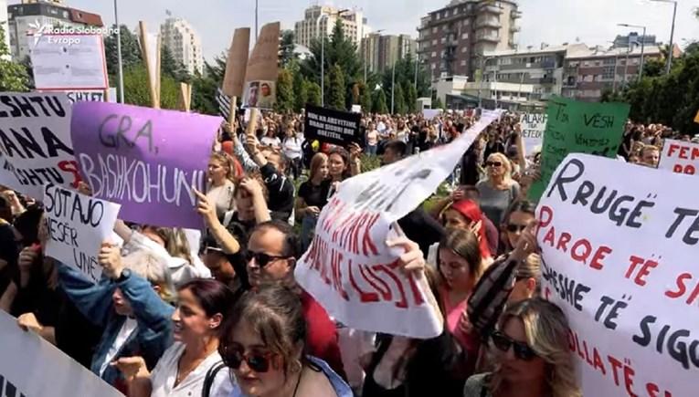 Protesti u Prišitini zbog silovanja djevojčice (11), traže smrtnu kaznu