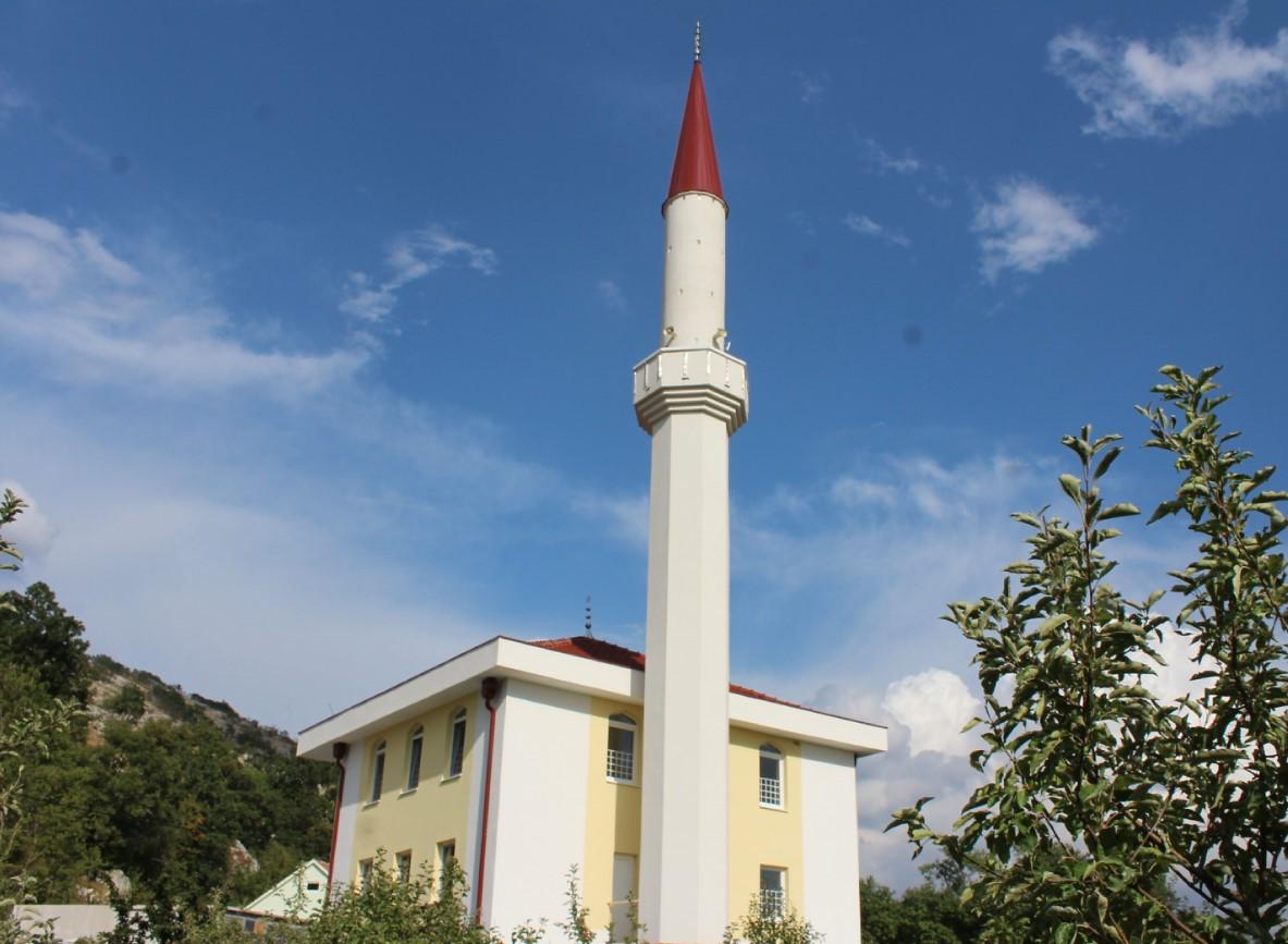 Na mjestu sadašnje džamije od 1984. nalazio se mekteb - Avaz