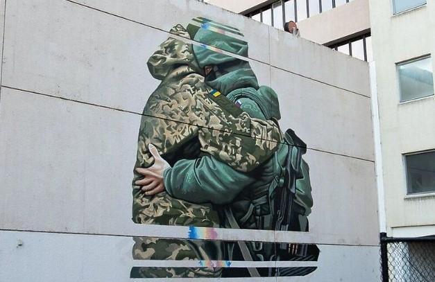 U Australiji prefarban mural koji je prikazao zagrljaj ukrajinskog i ruskog vojnika