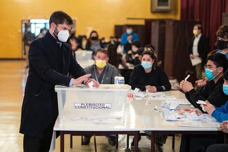 Predsjednik Čilea Gabriel Borić prilikom glasanja na referendumu - Avaz