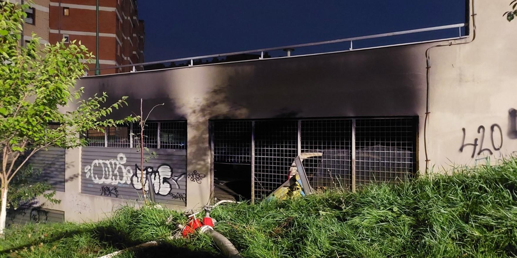 Požar u podzemnoj garaži na Dobrinji: Nekoliko automobila izgorilo