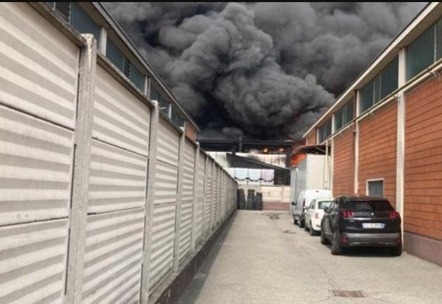 Veliki požar u industrijskoj zoni Milana - Avaz