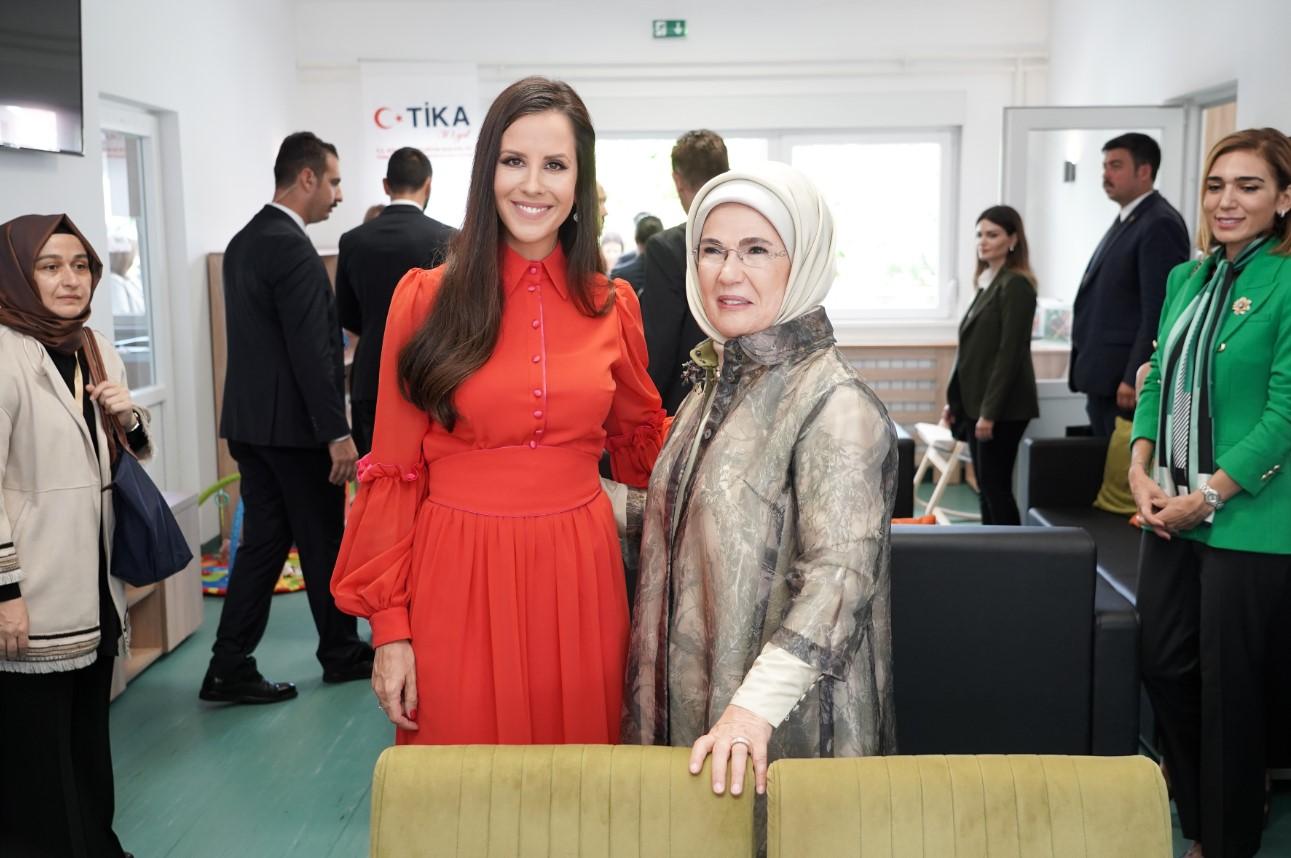 Erdoanova žena sa hidžabom, Tamara Vučić u ferari crvenom izdanju