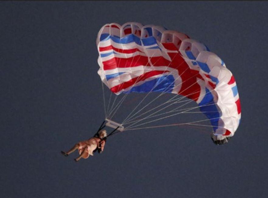 Učestvovala je na otvaranju Olimpijskih igara u Londonu, njena dvojnica iskočila je padobranom iz aviona - Avaz