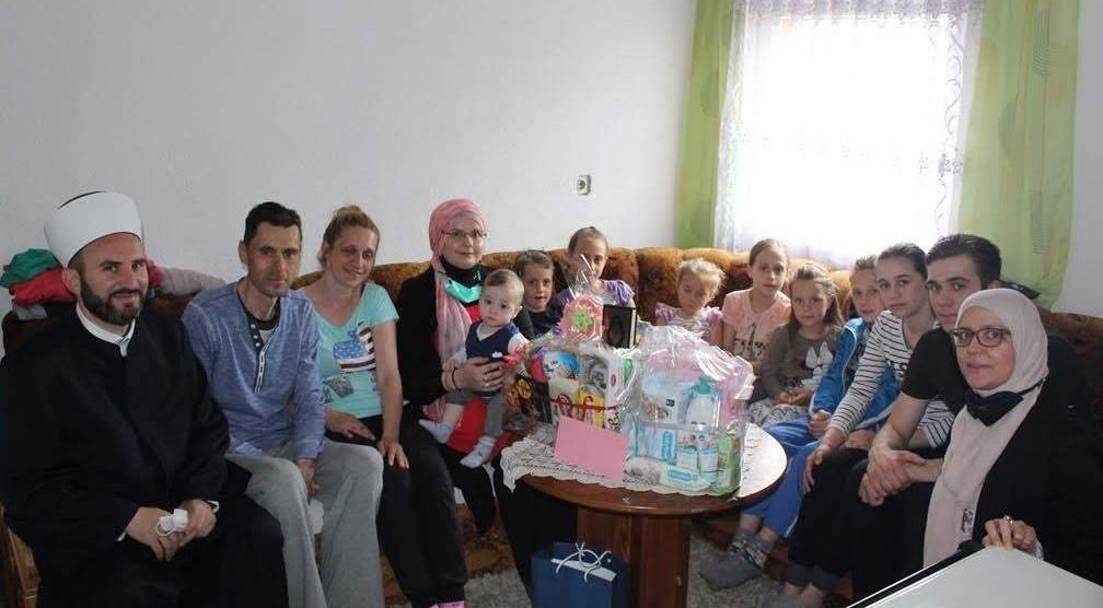 Iz fonda Bejtul-mal obradovano 19 porodica sa petoro i više djece: Poklon i podrška reisu-l-uleme