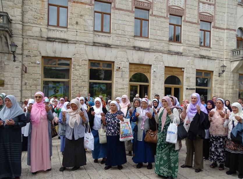 Mirna šetnja Majki Srebrenice u Mostaru: Za sve žrtve genocida sa Starog mosta izveden počasni skok