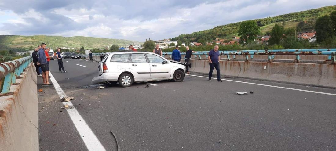 Nesreća na autoputu kod Sarajeva: Povrijeđena jedna osoba, saobraćaj potpuno obustavljen