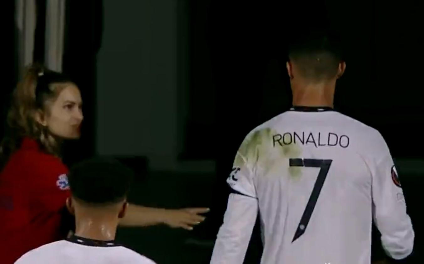 Ronaldo je jedva pogledao dok je odmicao njenu ispruženu ruku i ignorirao zahtjev - Avaz