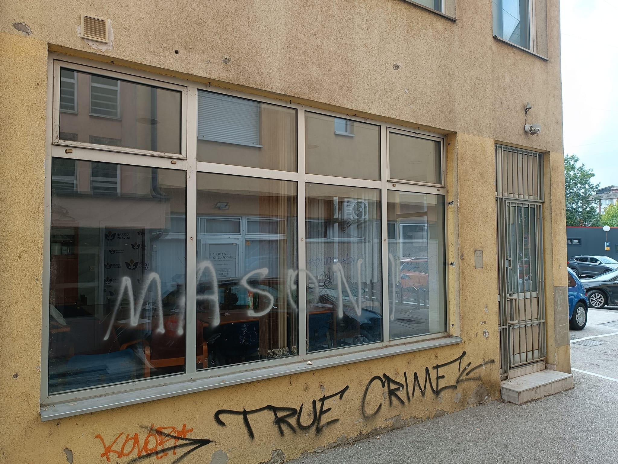 Nepoznati vandali na kancelariji NiP-a u Živinicama napisali "Masoni"