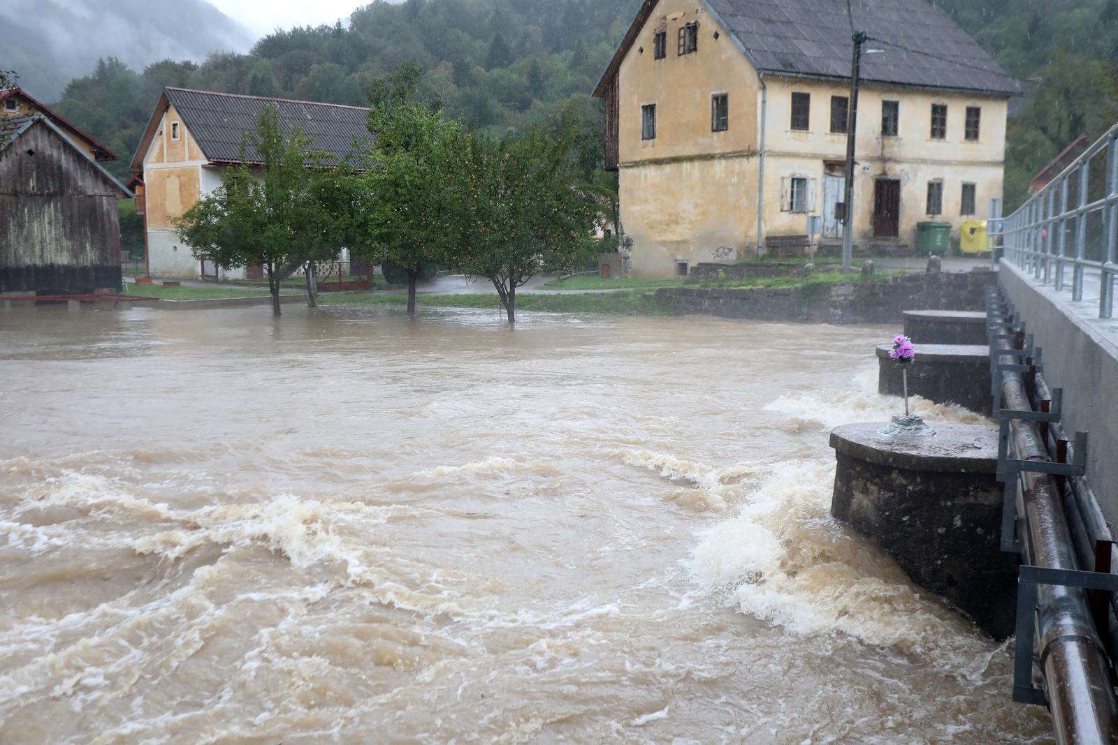 Proglašeno vanredno stanje zbog vodostaja Kupe: Već su poplavljene ceste, kuće, dvorišta...