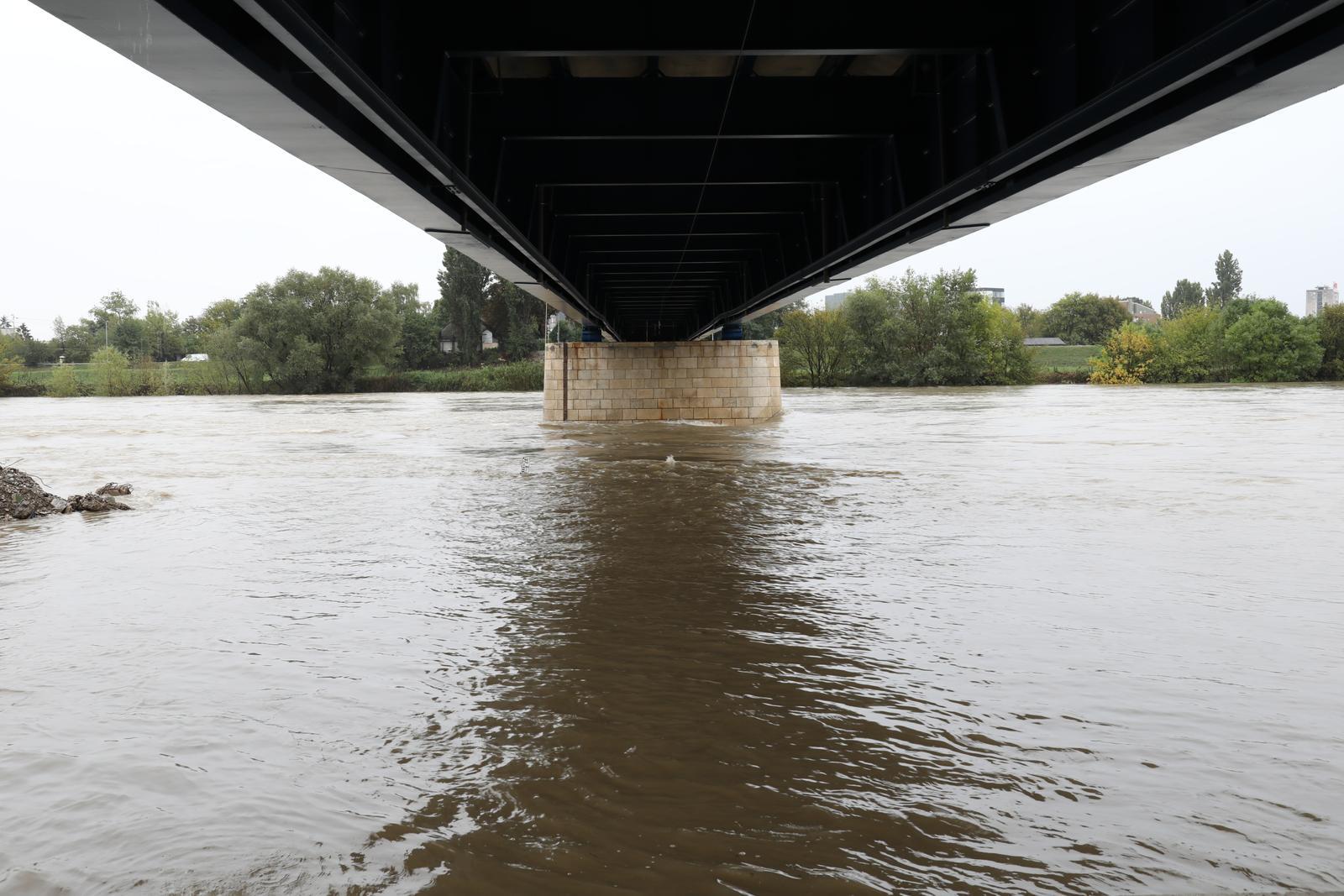 U Zagrebu postoji opasnost od poplava - Avaz