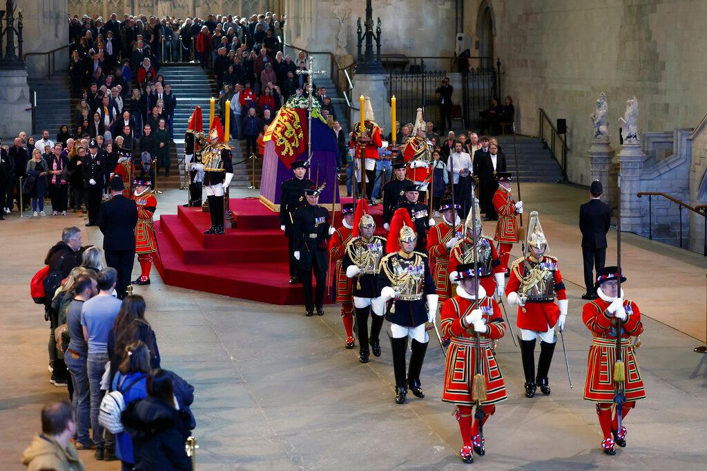 Još danas građani mogu odati počast kraljici Elizabeti čiji se kovčeg nalazi Vestminsterskoj palači u Londonu - Avaz