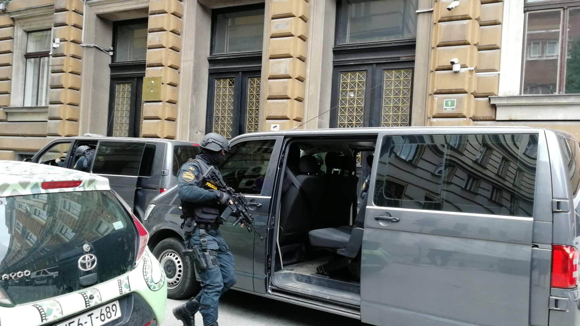Video / Opsadno stanje ispred Kantonalnog suda: Specijalci vratili Adnana Šeraka u KPZ Zenica