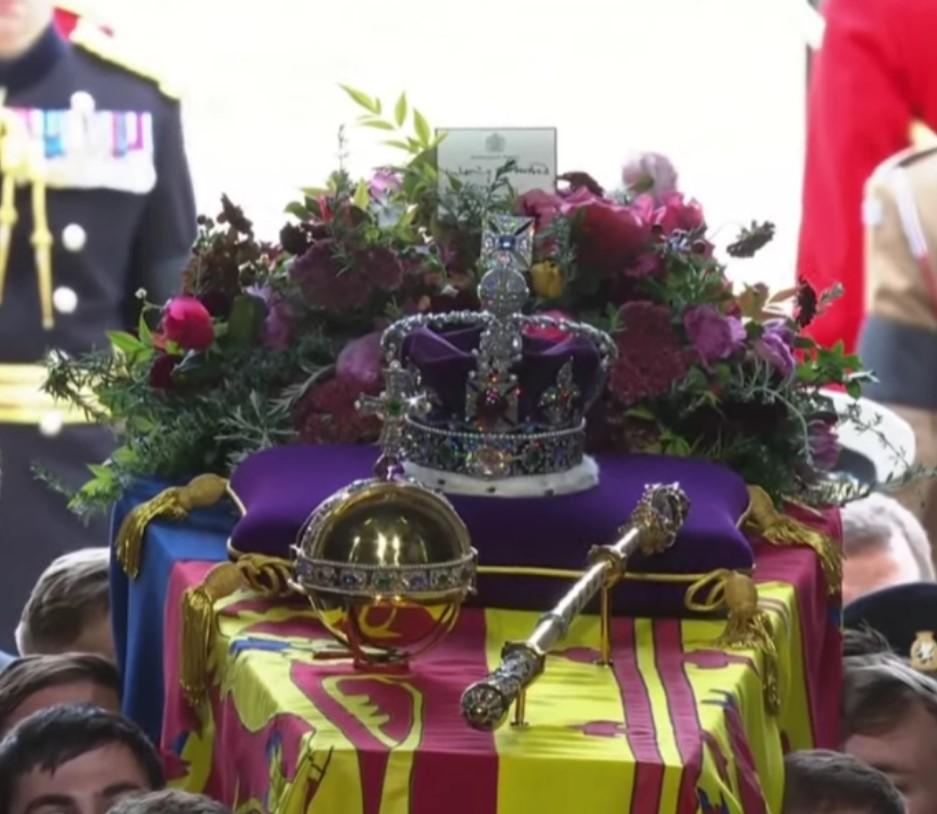 Cvjetni vijenac na kraljicinom kovčegu nije odabran slučajno: Evo šta predstavlja