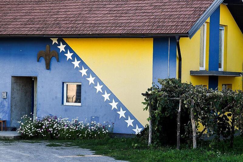 Zastava BiH na fasadi kuće: Mnogi zastaju da bi je uslikali