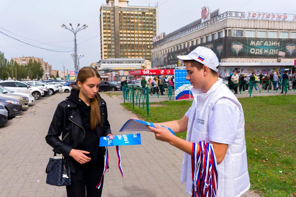 Na ulicama Luganska volonteri dijele materijal na kojem piše "Rusija je budućnost, učestvujte na referendumu" - Avaz
