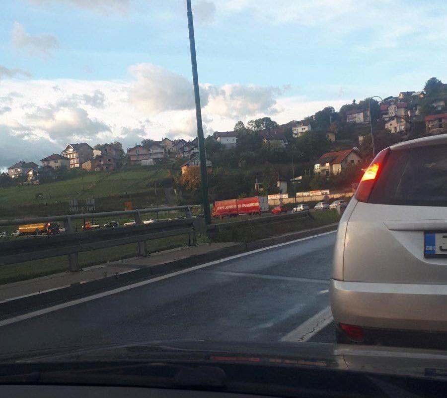 Zbog nesreće u Butilama saobraćaj usporen: Policija na terenu