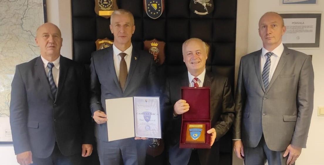 Direktor Vilić je ovom prilikom uručio predsjedniku Centralne izborne komisije BiH Arnautoviću Zahvalnicu i Plaketu - Avaz