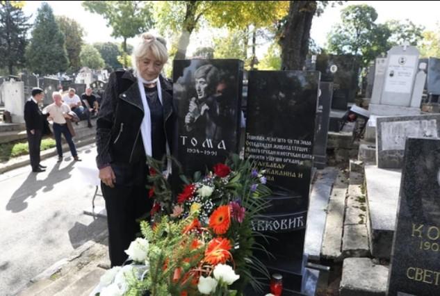 Tomina supruga Gordana pored pjevačevog spomenika - Avaz