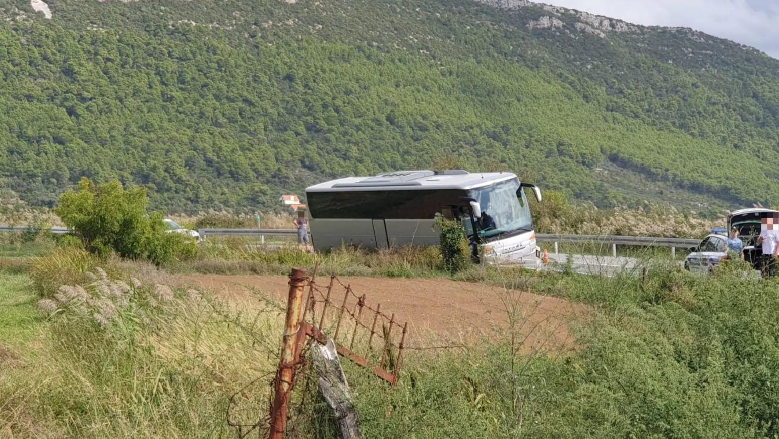 Poljski autobus sletio s ceste na Pelješcu: Nema povrijeđenih