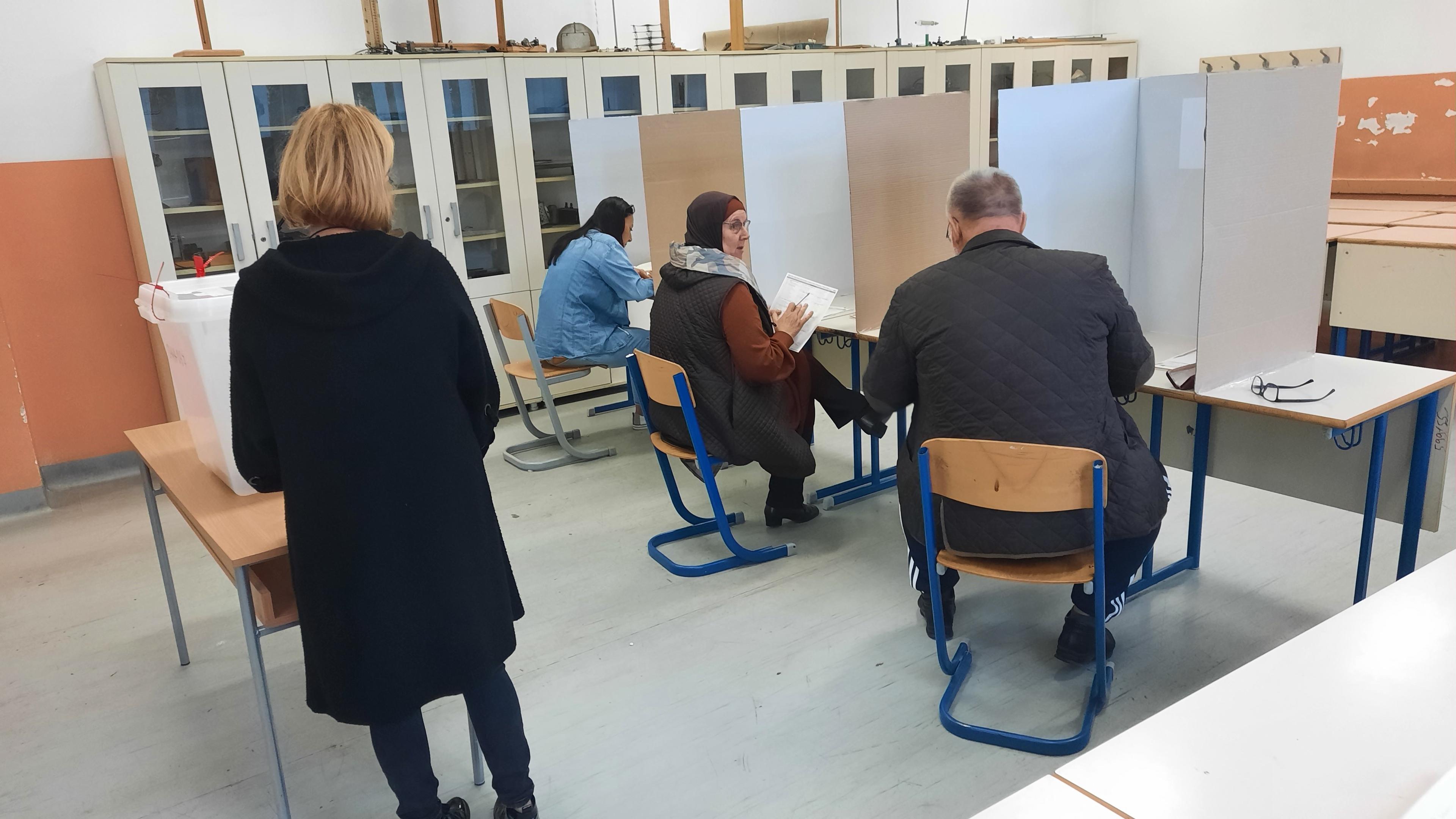 U Gračanici na vrijeme otvorena birališta: Građani glasaju za bolje sutra
