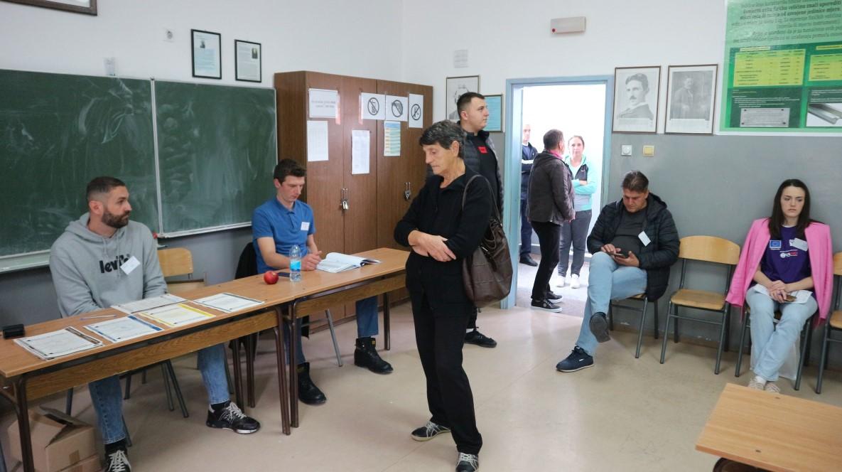 U Bratuncu na vrijeme otvorena birališta: Do 11 sati glasalo 2.771 birača