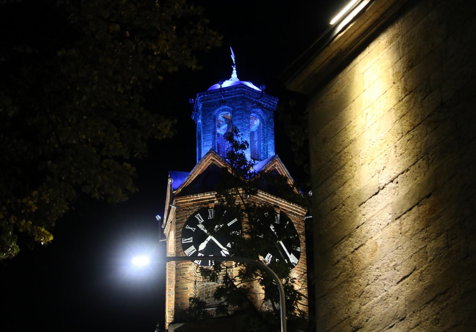 Upaljena svjetla na renoviranoj Sahat-kuli u Prištini