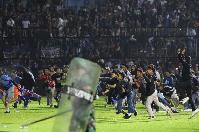 Suspendirani policajci odgovorni za smrtonosni stampedo na stadionu u Indoneziji
