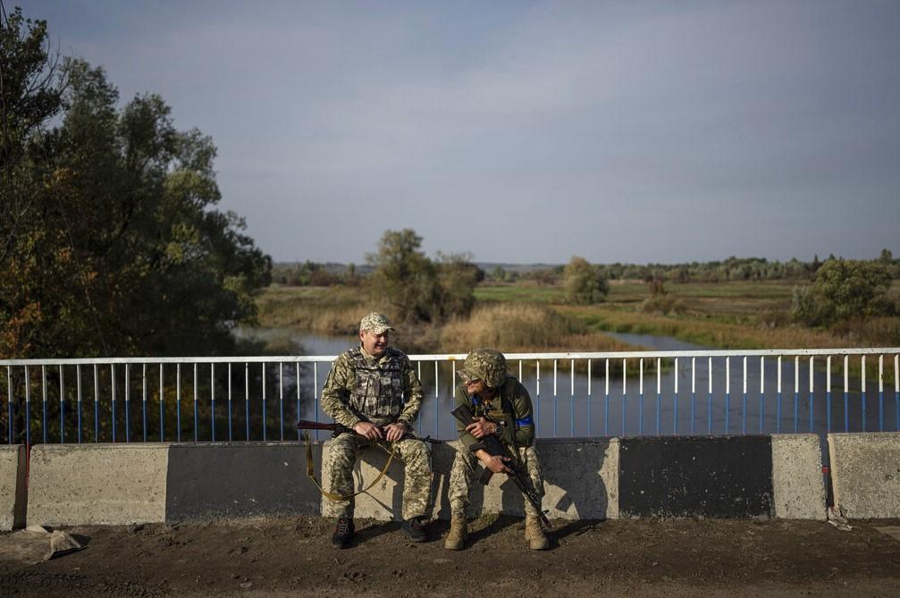 Ukrajinski vojnici sjede na porušenom mostu preko reke Oskil u nedavno oslobođenom gradu Kupijansk - Avaz
