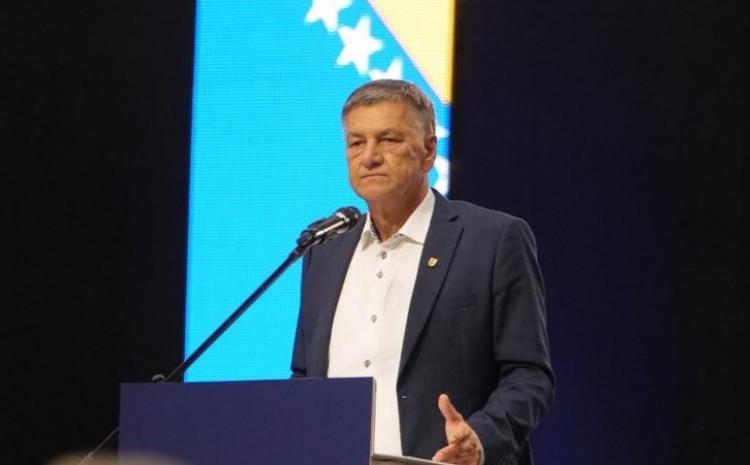 Kasumović najavio ostanak na poziciji gradonačelnika, Mahmutagiću i Memagiću rano komentirati