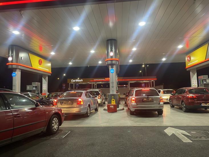 Kolona vozila na benzinskoj pumpi na Dobrinji prošle sedmice zbog jeftinijeg goriva - Avaz