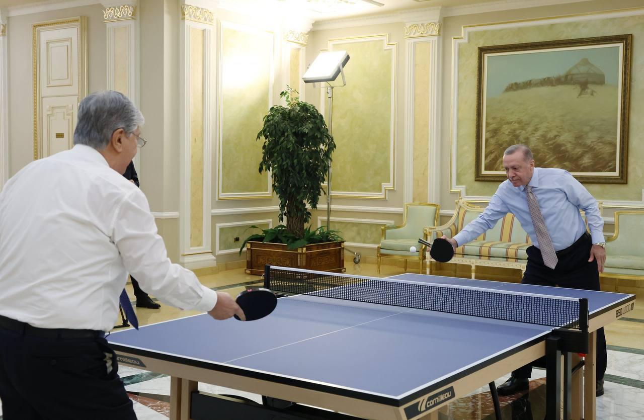 Erdoan i Tokajev pauzu između sastanaka iskoristili da zaigraju stoni tenis