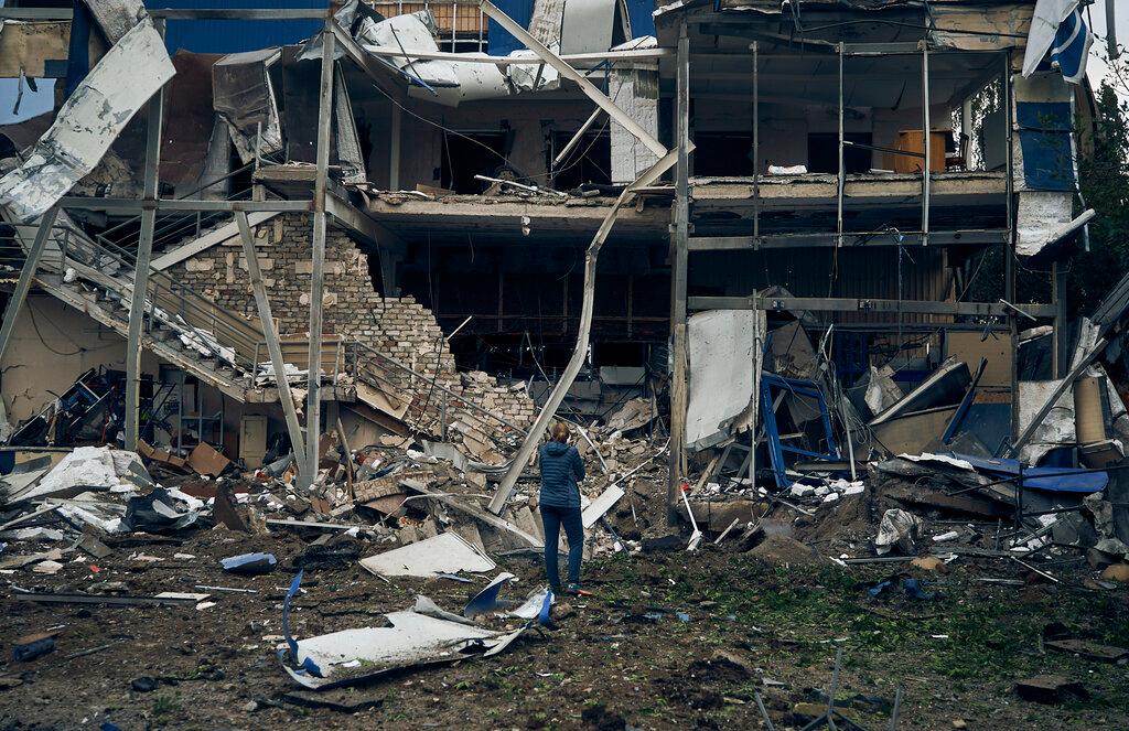 Rusija raketirala Mikolajiv: Pogođena stambena zgrada, spasioci na terenu
