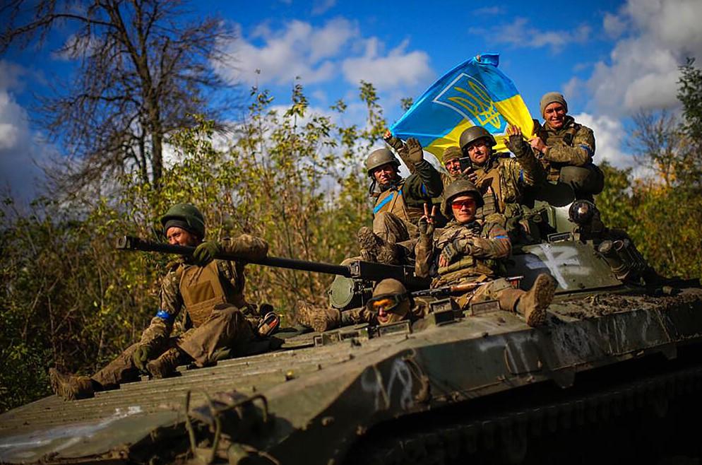 Ukrajinski vojnici sjede na oklopnom vozilu dok voze cestom između Iziuma i Lymana u Ukrajini, utorak 4. oktobra 2022. - Avaz