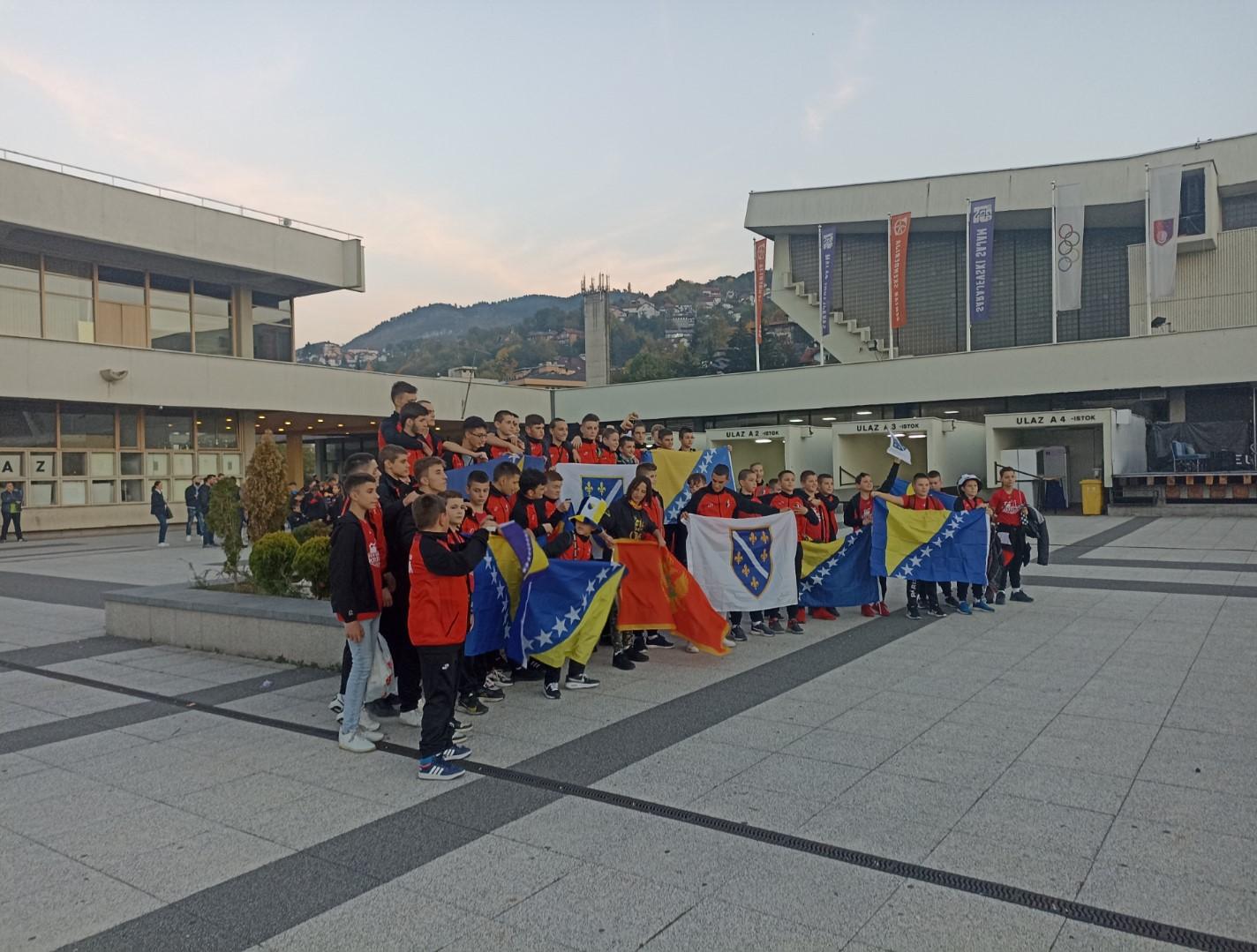 Najmlađi fanovi Zmajeva se već okupljaju pred Skenderijom - Avaz